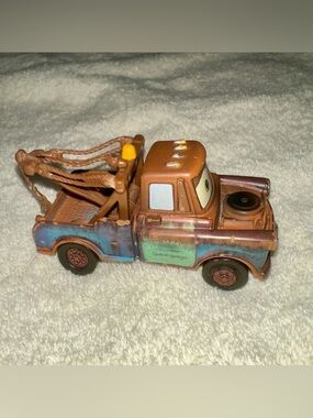 Mattel Disney Pixar Cars Tow Mater Diecast 1:55 Scale Vintage 2006 Tow Truck Toy